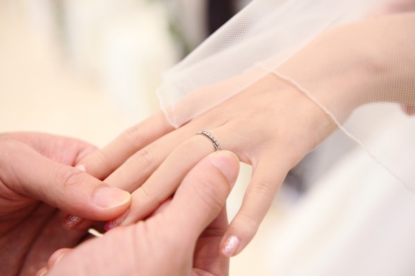婚約指輪と結婚指輪を買うタイミングは?
