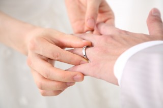 14.つける指によって違う指輪の意味とは