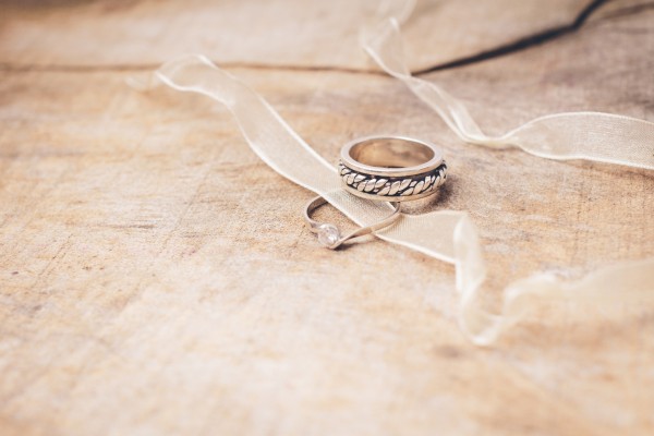 あなたは知っていますか?結婚指輪と婚約指輪の違いについて